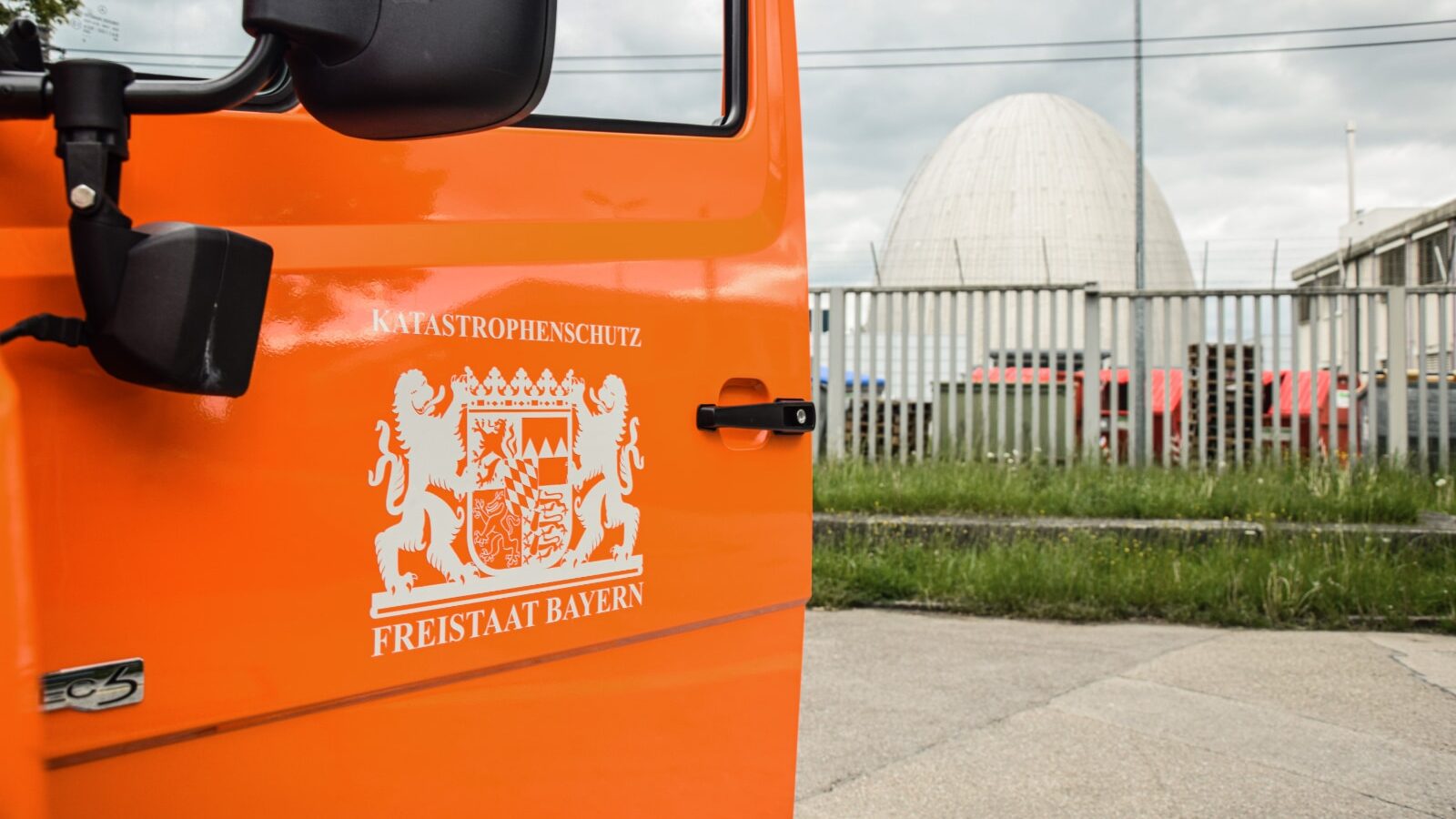 Gerätewagen Atemschutz-Strahlenschutz vor dem Garchinger Atom-Ei