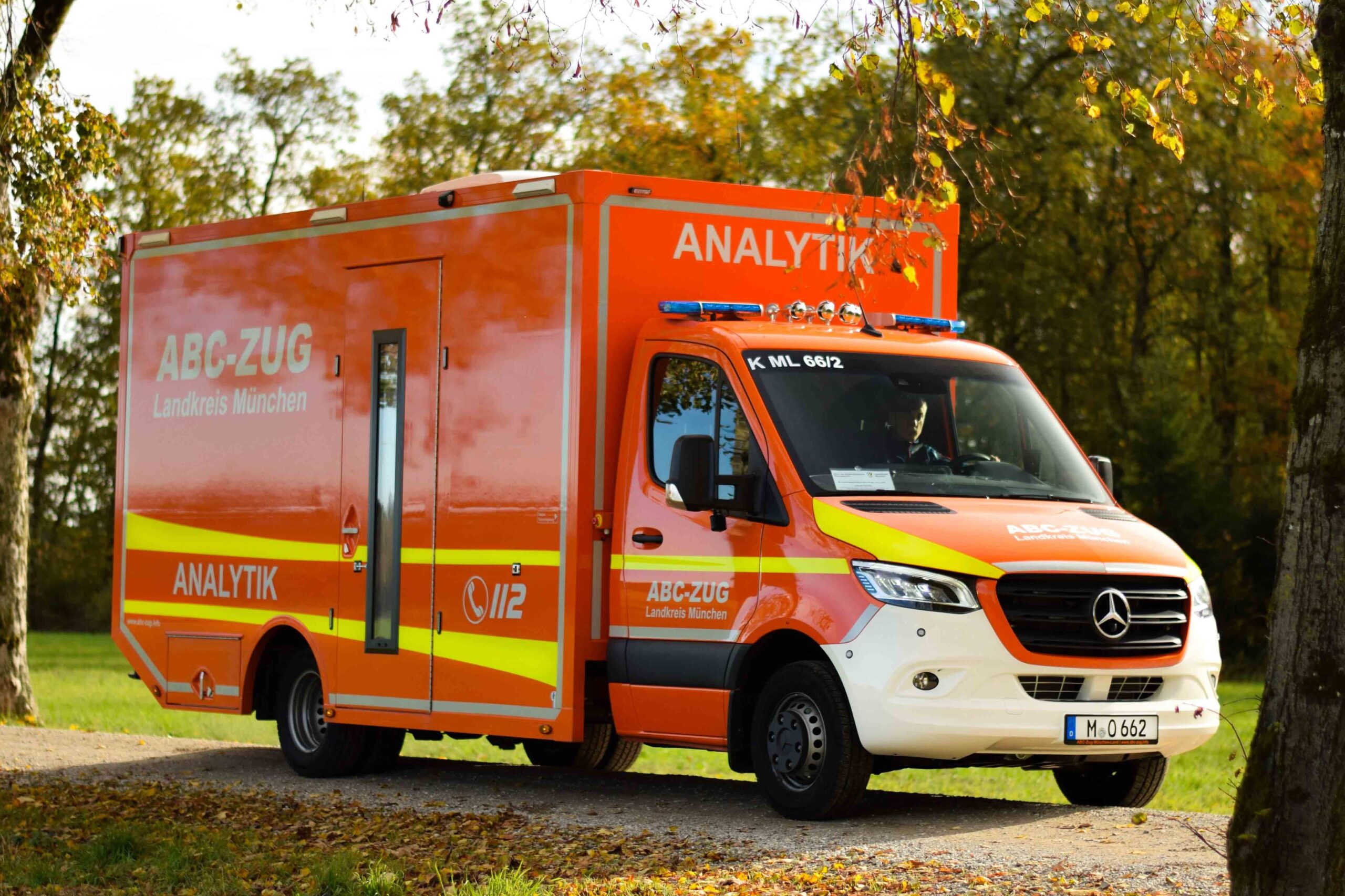 Bild des Gerätewagen Analytik. Ein orangener Lkw mit Aufschrift "ABC-Zug" und "Analytik".