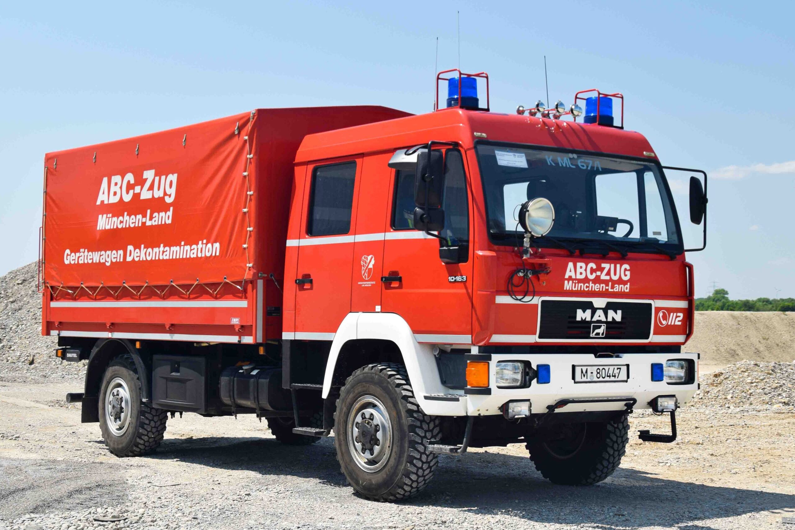 Bild des Gerätewagen Dekontamination. Ein roter Lkw in sandinger Umgebung.
