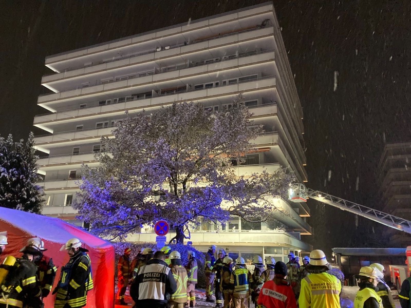 Kellerbrand in Hochhaus: Brandgasmessungen in Wohnungen