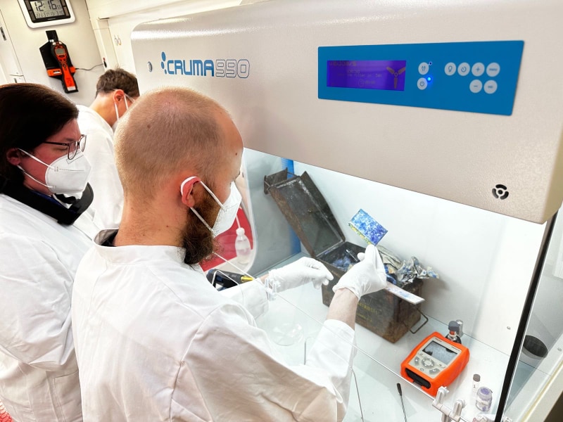 Kinder finden Chemikalienkiste