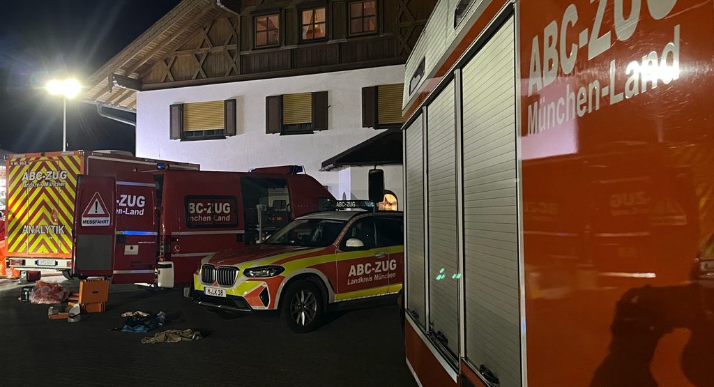 Fahrzeuge des ABC-Zugs am Einsatzort