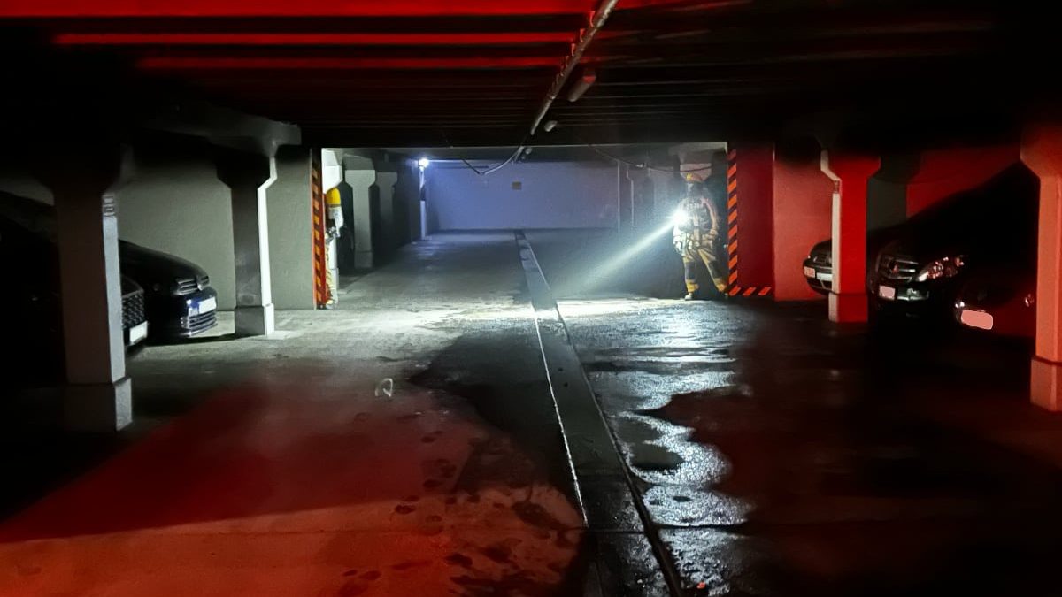 Eine Tiefgarage, darin zwei Einsatzkräfte des ABC-Zugs mit Taschenlampen